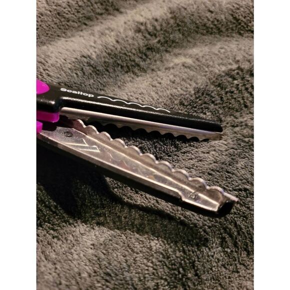 Fiskars Paper Edge Scissors- Scallop Paper Edgers - Picture 3 of 4